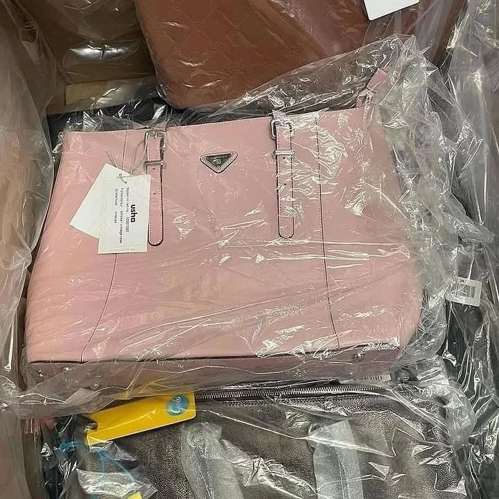 345843808_940557673650889_2447438588521015144_n Name Brand Authentic Handbags Pallets – Wholesale - Image 4