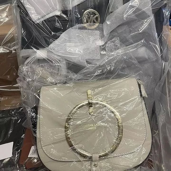 345877818_794646235511558_7898147899844435298_n Name Brand Authentic Handbags Pallets – Wholesale - Image 5