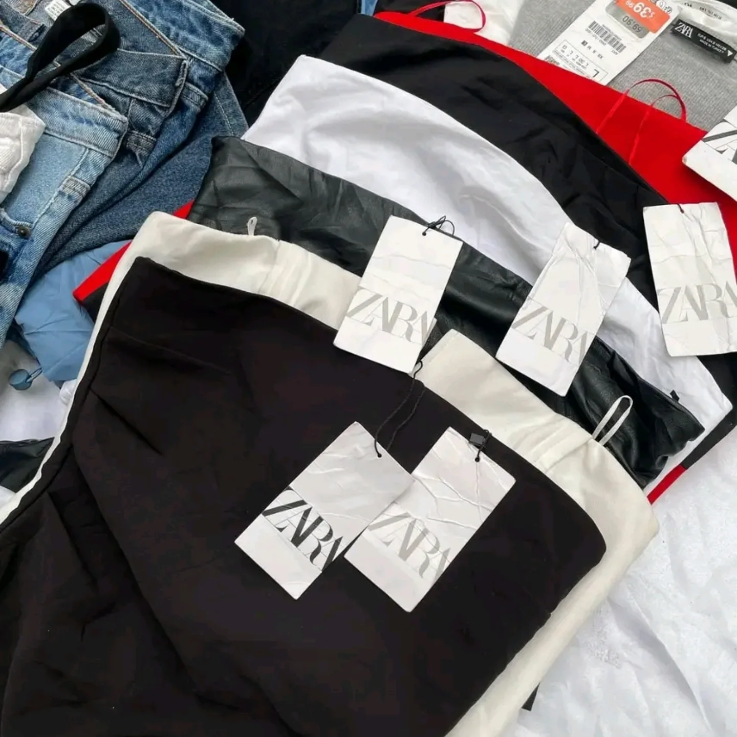 486634714_17957545553922326_2114146784925096713_n Zara Clothes Pallets – Wholesale - Image 2