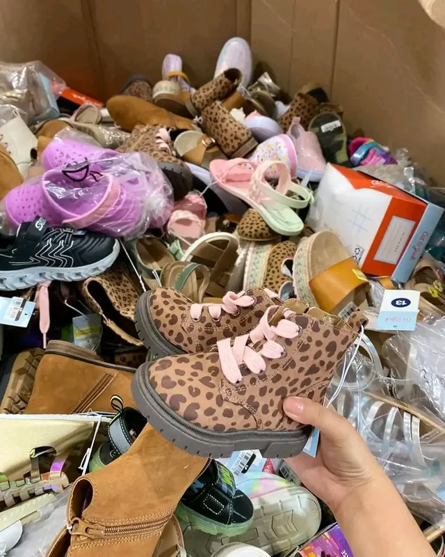 496849041_17962536791922326_4568671611121160418_n Mixed Kids Shoes Pallets – Wholesale - Image 1