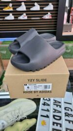 Wholesale Yeezy Slides Liquidation Pallets - Image 4
